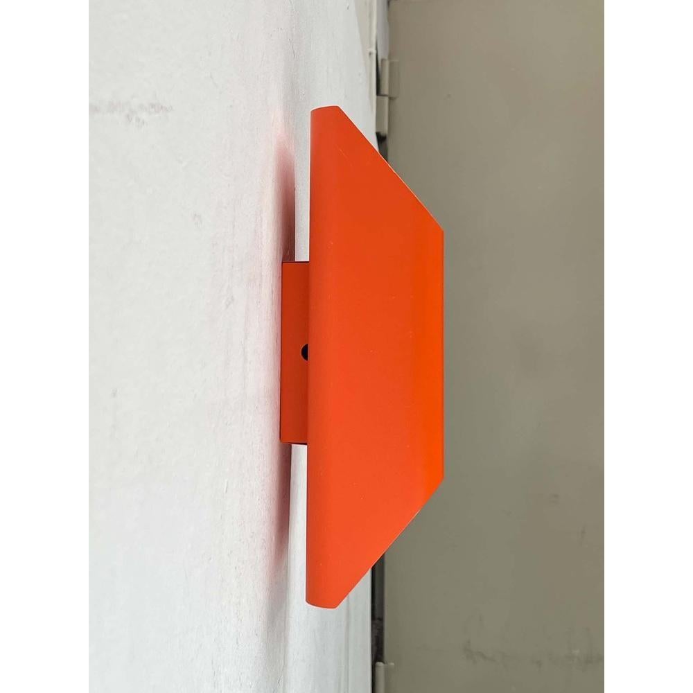 Wandleuchte von Kaiser Leuchten in einem kräftigen Orangeton, basierend auf einem Entwurf von Klaus Hempel aus den 1970er Jahren.

Space Age Wandleuchte in einer besonderen Farbe. Ein auffälliges Objekt, sowohl im eingeschalteten als auch im