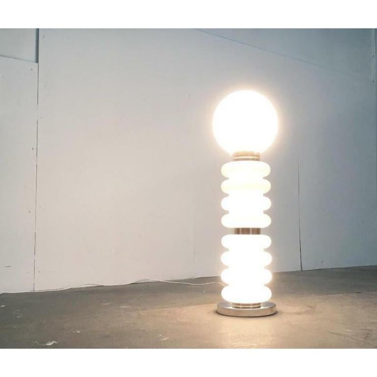 Imposant lampadaire d'après un design de carlo nason des années 50/60.

Cette lampe rare impressionne par sa matérialité de chrome et de verre ainsi que par son langage de conception organique. Les trois diffuseurs, également en verre opale, sont