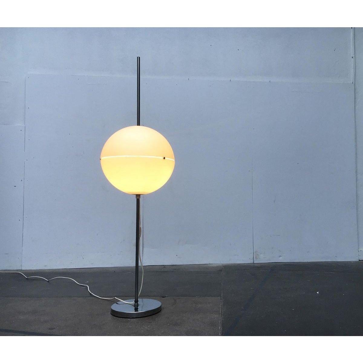 20ième siècle Lampadaire Globe A Space Mid-Century en vente
