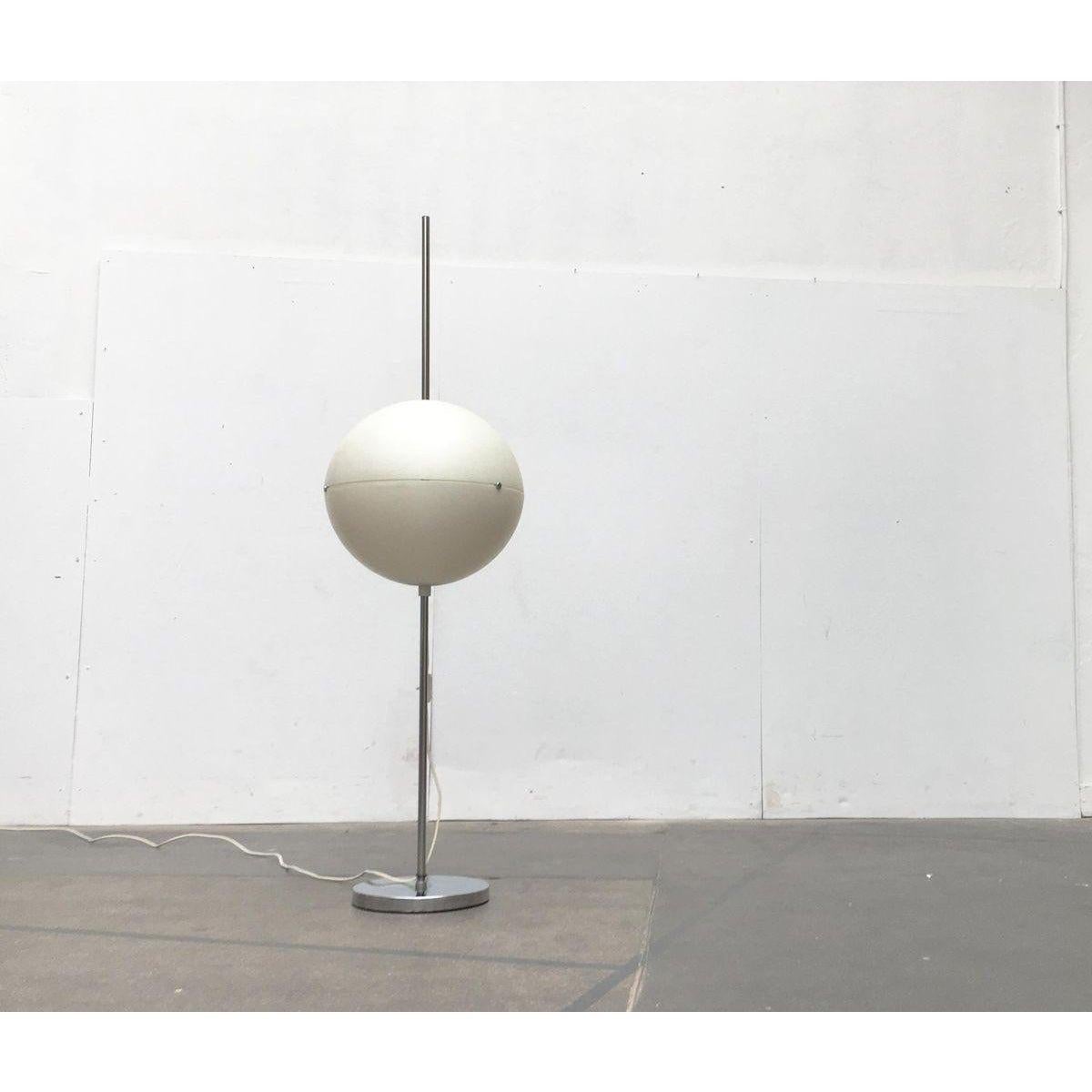 Métal Lampadaire Globe A Space Mid-Century en vente