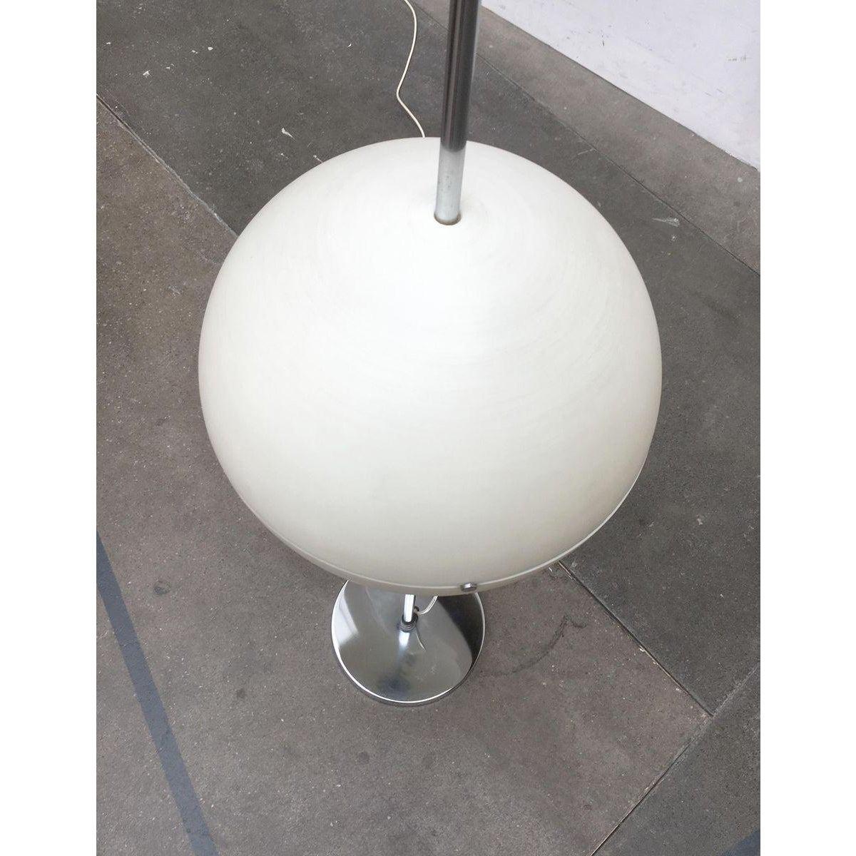 Lampadaire Globe A Space Mid-Century en vente 1