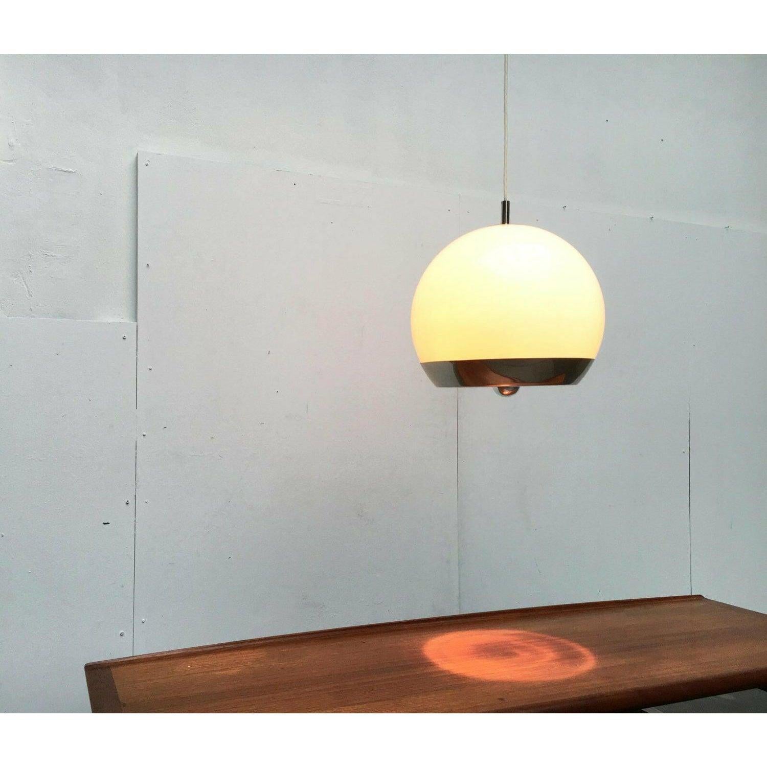 Lampada a sospensione a globo dell'era spaziale di metà secolo, anni '60 in vendita 4