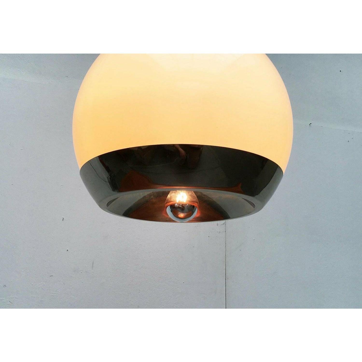 Lampada a sospensione a globo dell'era spaziale di metà secolo, anni '60 in vendita 5