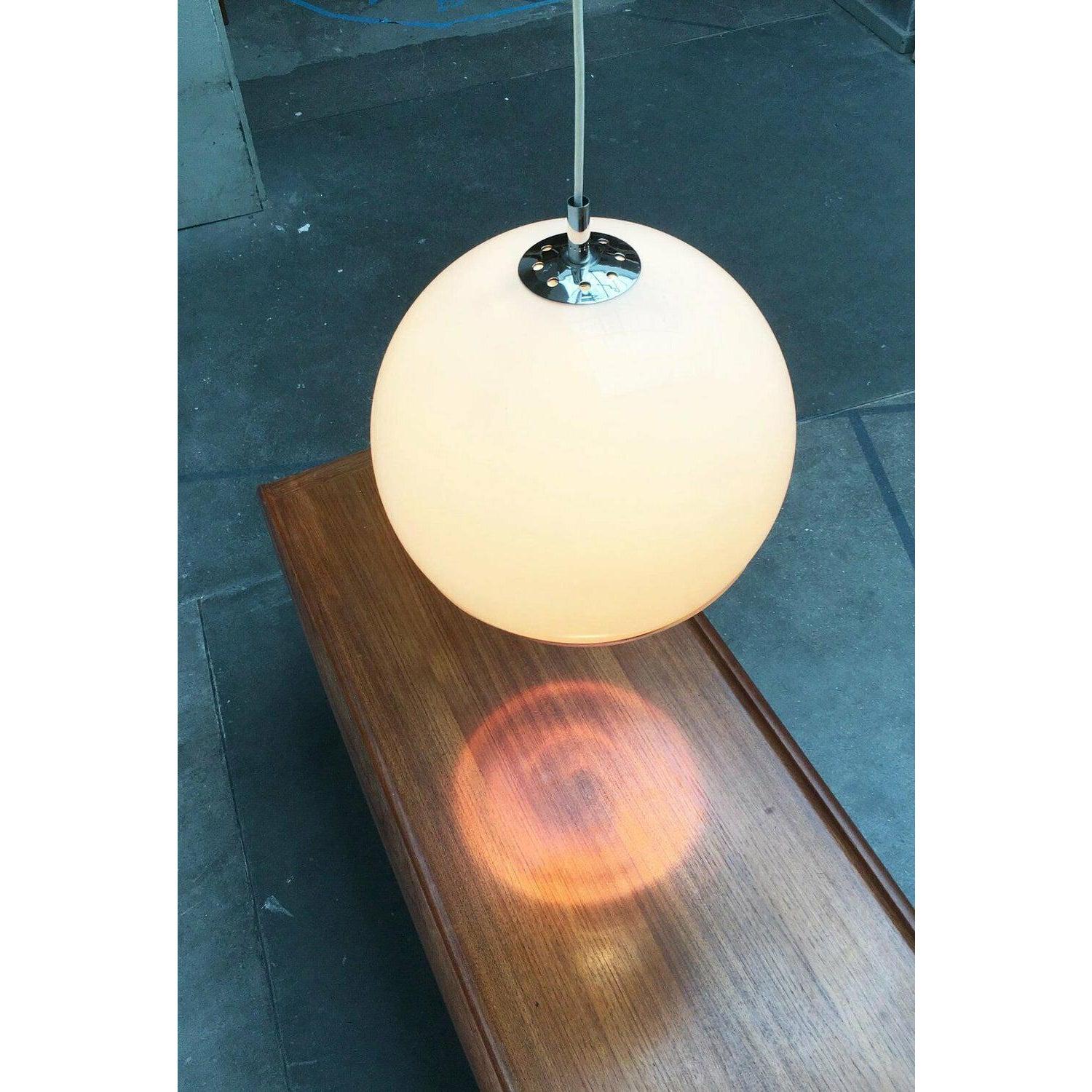 Mid-Century moderno Lampada a sospensione a globo dell'era spaziale di metà secolo, anni '60 in vendita
