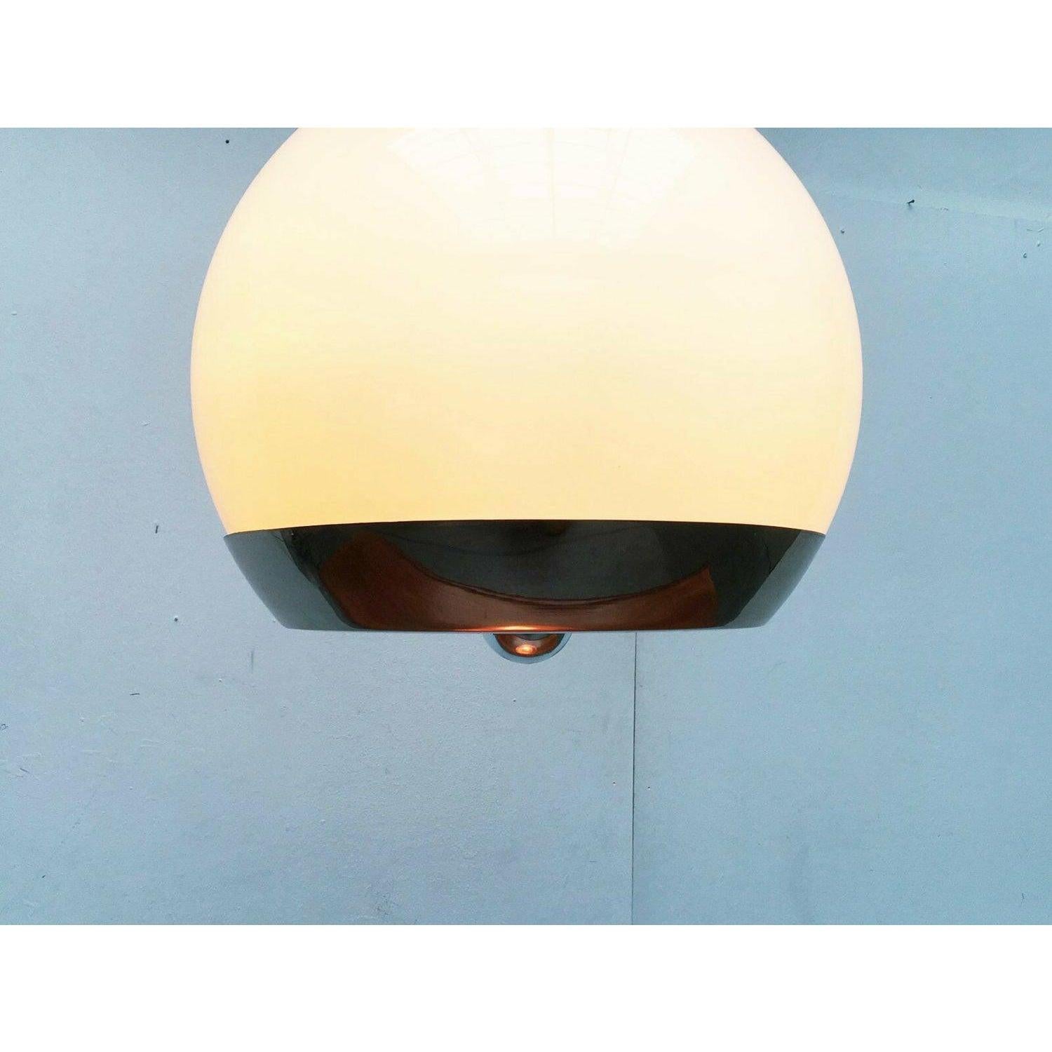 Lampada a sospensione a globo dell'era spaziale di metà secolo, anni '60 In condizioni ottime in vendita a Hamburg, DE