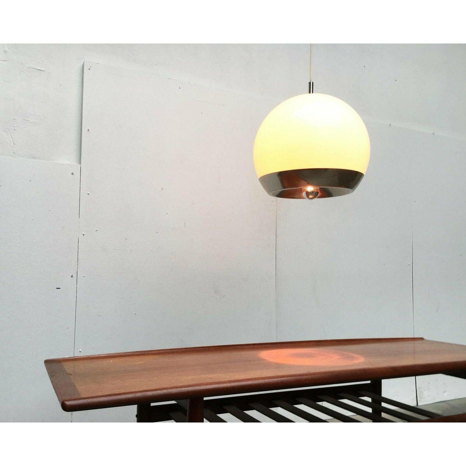 Lampada a sospensione a globo dell'era spaziale di metà secolo, anni '60 in vendita 2