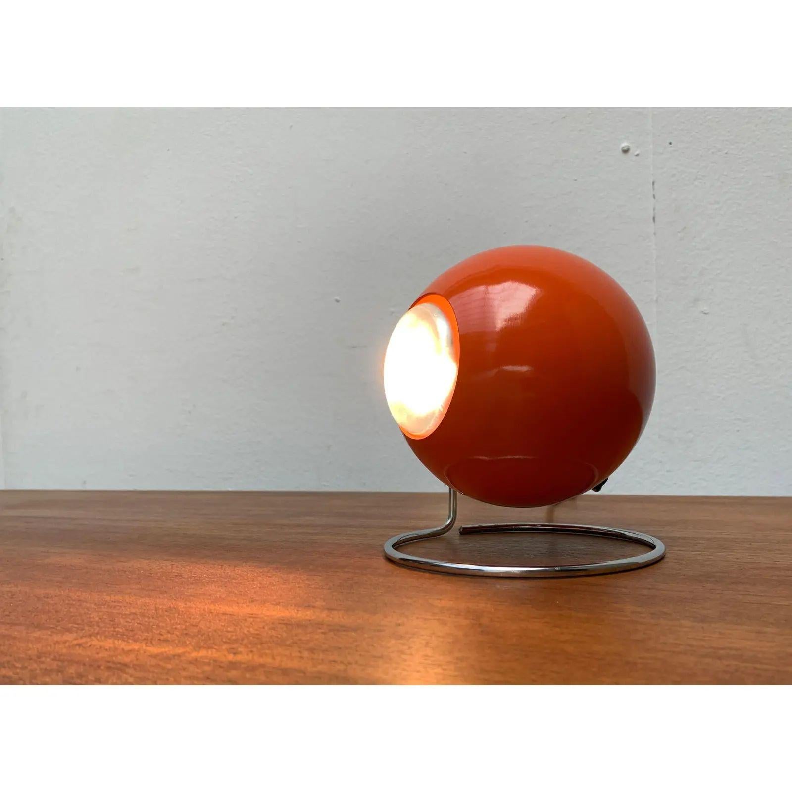 Très rares lampes de table sphériques de l'ère spatiale du célèbre fabricant Erco.

Le corps de la lampe est constitué d'une boule avec une petite ouverture. La taille est telle qu'un Luminaire se termine en affleurement et se fond dans la forme du