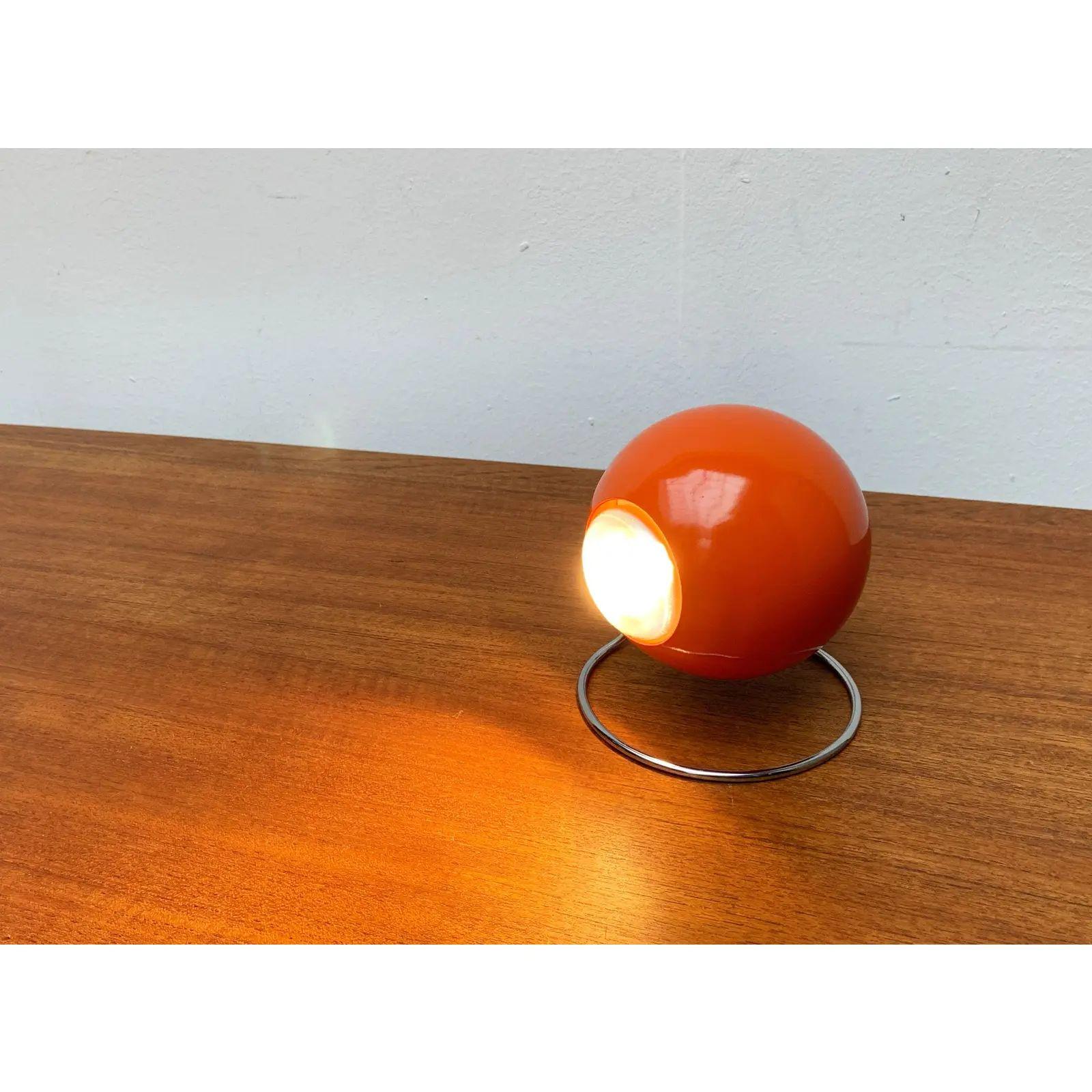 Lampe de table Globe de l'ère spatiale du milieu du siècle dernier d'Erco, 1970 Excellent état - En vente à Hamburg, DE