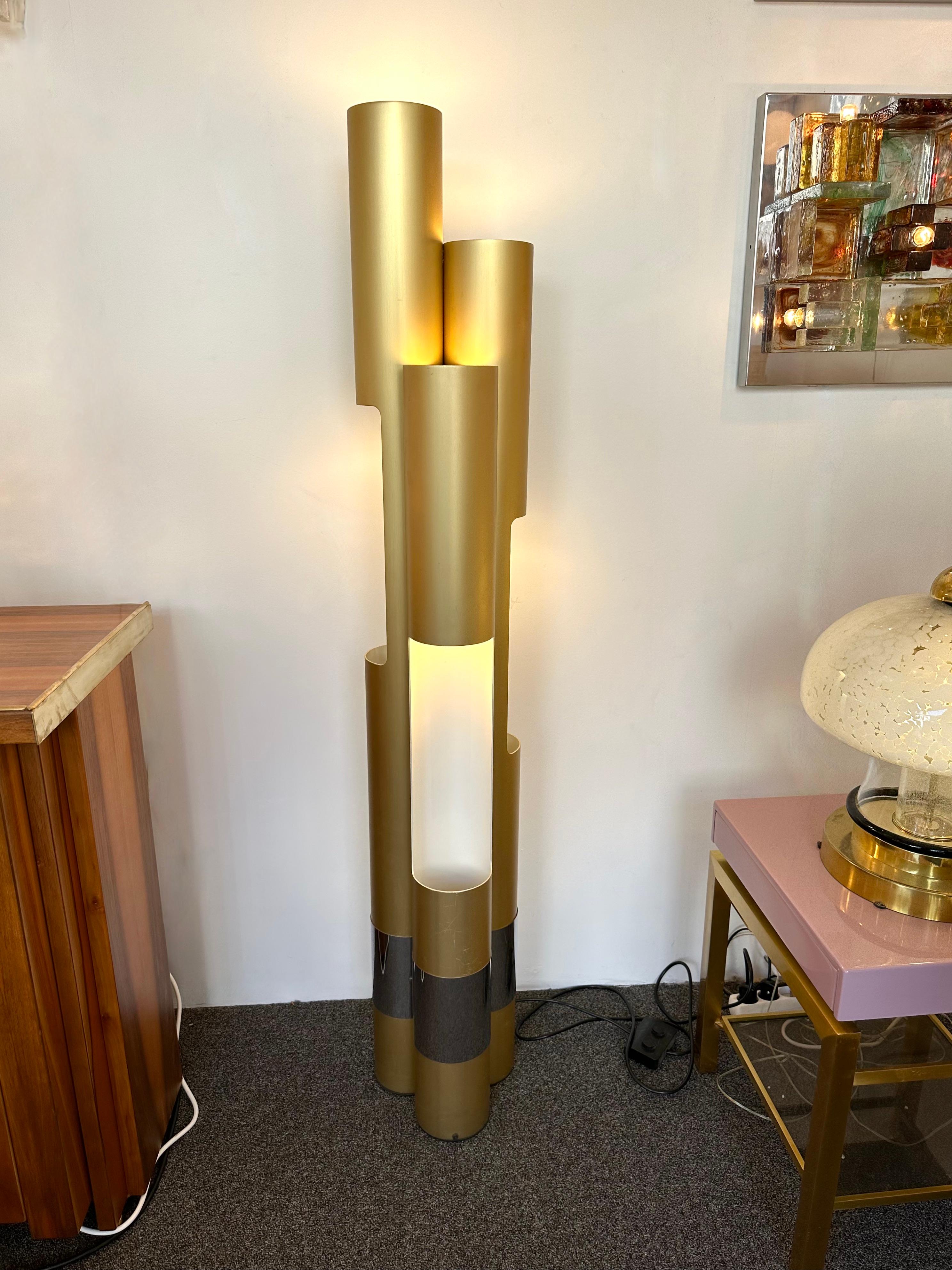 Mid-Century Modern Space Age Organ floor lamp design by the manufacture Luci. Rare version in Gold gilt metal style satinated brass, interior white lacquered and silver metal chrome details. Famous editor manufacture like Venini, Vistosi, La