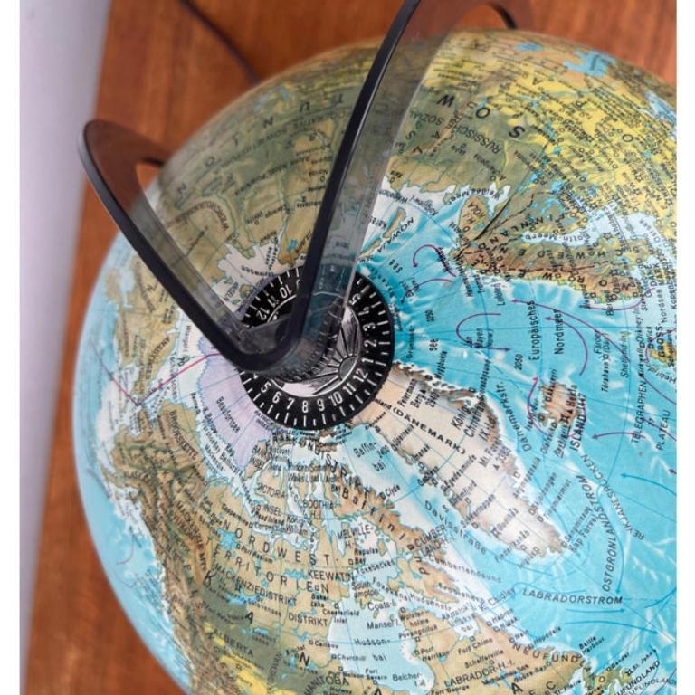 Mid-Century Space Age Illuminated Globe Table Lamp with Acrylic Stand, 1960s For Sale 6