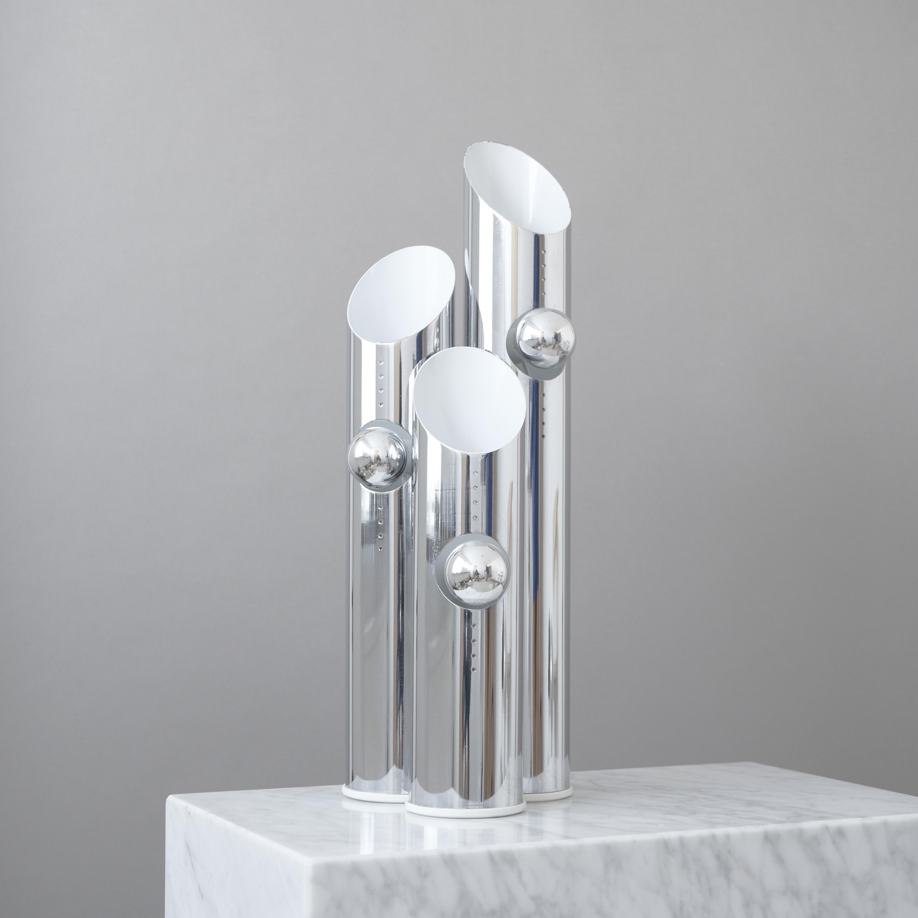 Lampe de table minimaliste emblématique du milieu du siècle / de l'ère spatiale en acier chromé.
Fabriqué par le fabricant italien de lampes Oma, Padoue, Italie, fin des années 1960 ou début des années 1970. 

Excellent état d'origine. 

Source de