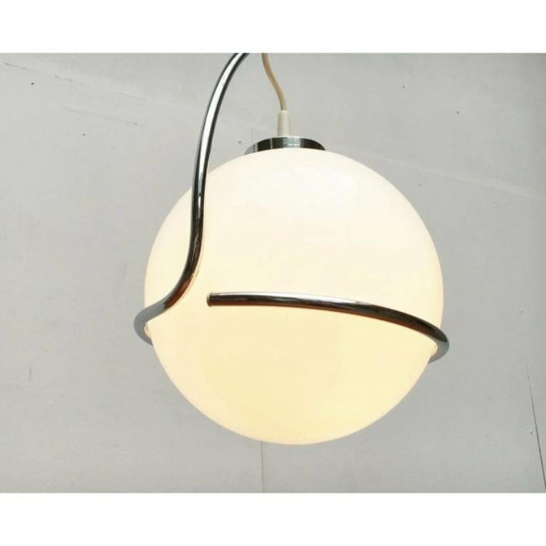 Elegante lampada a sospensione di NO AGE.

Un design imponente ma semplice. Una grande sfera di vetro è contenuta in un anello dalla curva elegante realizzato in tubo cromato. La sfera di vetro funge da diffusore e si illumina nel suo insieme. Una