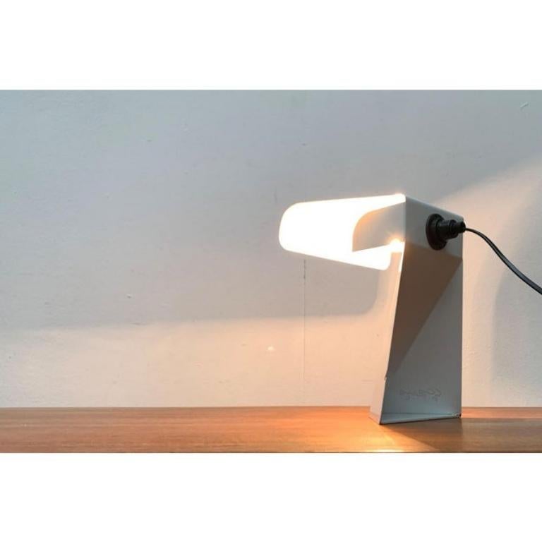 Italian mid century table lamp according to a design by g. Grego from the late 1960s. Unfortunately, the actual manufacturer is not known.

A minimalist design. Materiality and design principle are reminiscent of the flash of table lamp from