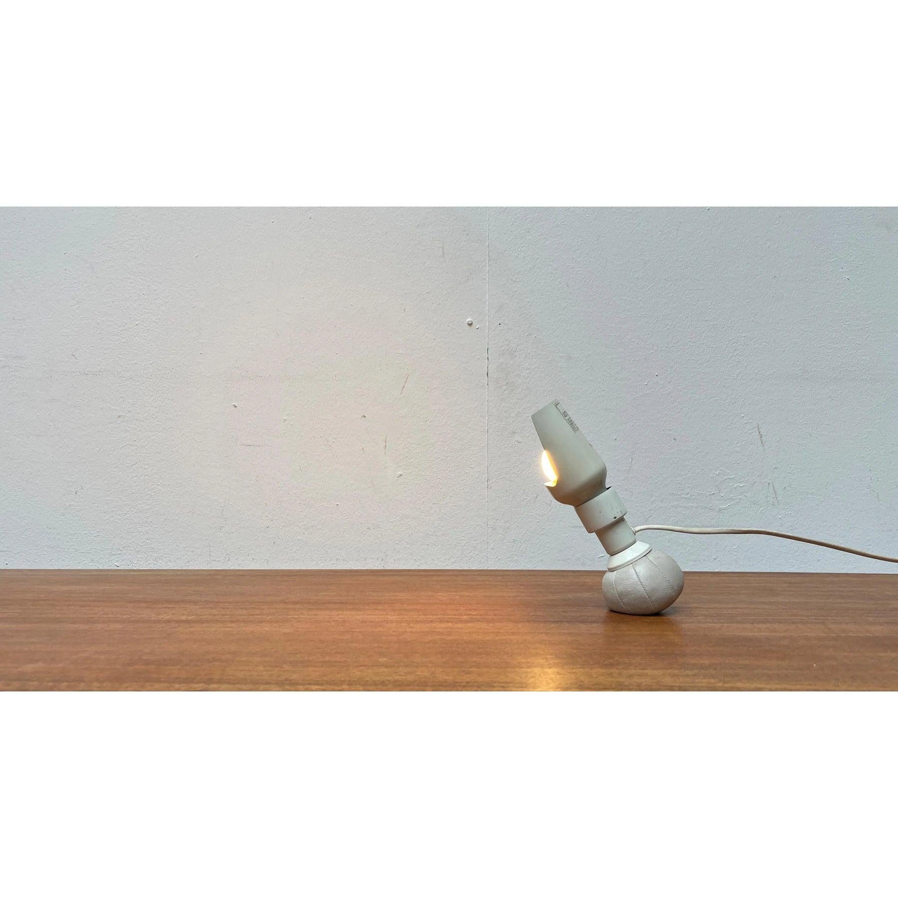Lampada da tavolo di metà secolo del produttore italiano Sarfatti for Arteluce, basata su un disegno di Gino Sarfatti degli anni Sessanta. Ecco una prima versione con attacco a vite e14 e riflettore rotante.

Un classico del design degli anni '60.