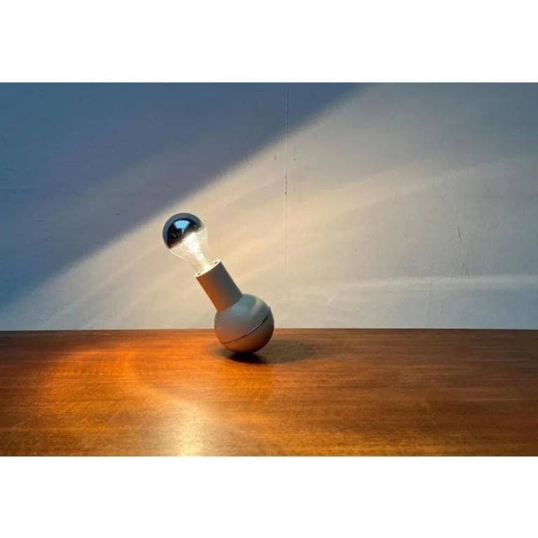 Lampe de table Balancing Counterweight du fabricant italien Lamperti.

Un design très simple mais passionnant. La boule et les illuminants forment un équilibre optique et réel. Le poids de la balle peut être mis à jour à tout moment. Il existe