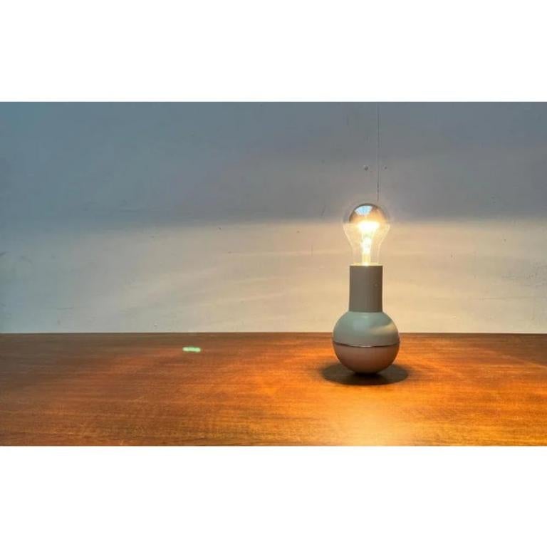 Plastique Lampe de table pliante italienne de l'ère spatiale du milieu du siècle dernier, années 1960 en vente