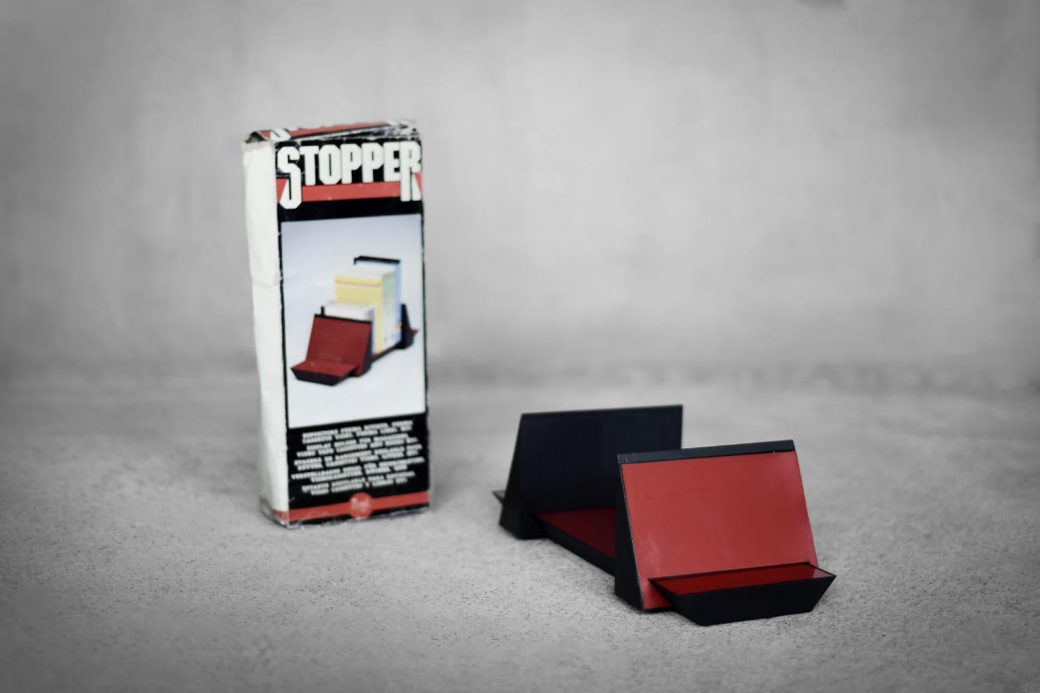 Italiano Mid-Century Space Age Italian Modern Red Plastic Books Holder by Corus Associati in vendita