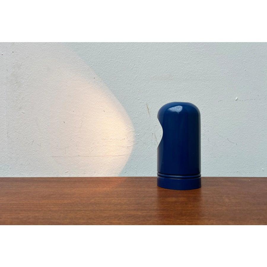 Rare lampe de table de l'ère spatiale en provenance d'Italie.

Un design minimaliste dans une couleur particulière. Cette petite lampe a une forme cylindrique simple, qui est en forme de dôme au sommet. Le cylindre est doté d'une ouverture