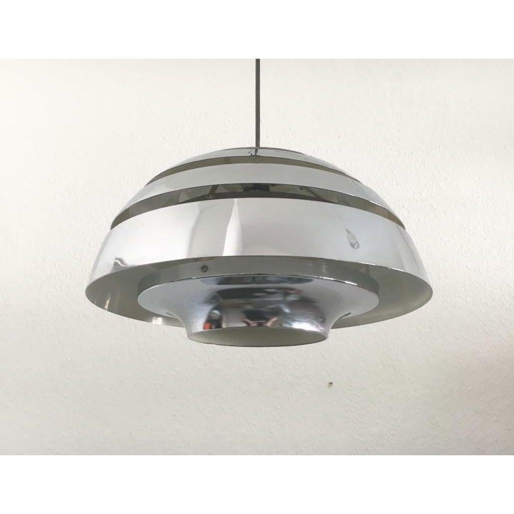 Rara lampada a sospensione a cupola del Mid Century con lamelle in superficie color cromo. La lampada è spesso attribuita a Hans-Agne Jakobsson e al produttore Hans-Agne Jakobsson, Markaryd. Tuttavia, non ci sono documenti come l'etichetta del