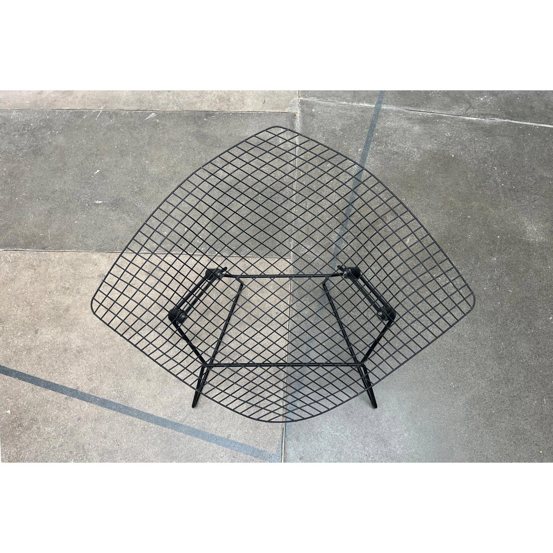 Rare Large Diamond Chair in black from Knoll International based on a design by Harry Bertoia from the early 1950s.

The design classic among chairs. A sculptural and at the same time functional design. Despite the hard material, the armchair's