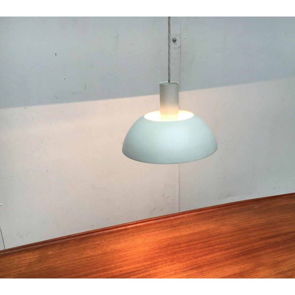 Lampe suspendue danoise minimaliste de l'ère spatiale du milieu du siècle dernier, Focus, années 1960 en vente 3