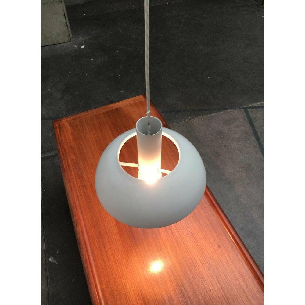 Lampade a sospensione di metà secolo del produttore danese Focus.

Un design semplice che colpisce soprattutto per la sua chiarezza e leggerezza. La lampada è composta da due elementi, un paralume e il cilindro centrale con l'attacco. Questi sono