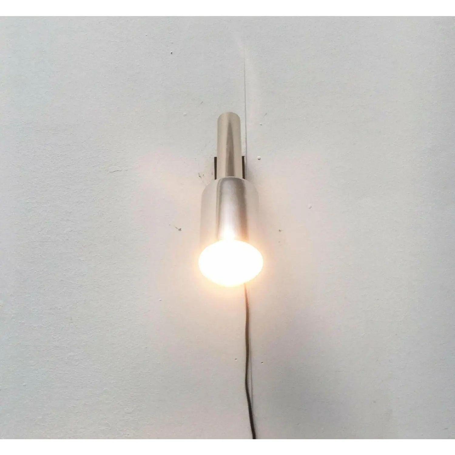 Rara lámpara de pared de Lita, Francia.

Lo que llama la atención de esta lámpara es la forma especialmente alargada del foco. El cuerpo de la lámpara, el brazo y la placa de pared son de color y material contrastados. El foco y el brazo tienen
