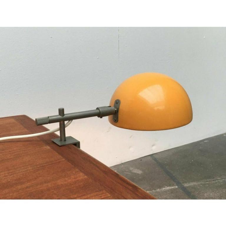 Lampada a morsetto di metà secolo di Beisl con paralume giallo.

La semplice forma a cupola dell'ombrello è sorprendente. Inoltre, è stato progettato anche in giallo. L'ombrello può essere inclinato e ruotato grazie a un giunto OMI. Il braccio può