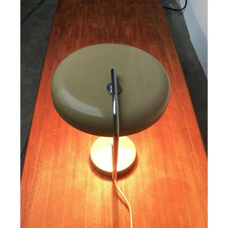 Lampe de table du milieu du siècle de Hustadt Leuchte.

Un design minimaliste dans la forme et la couleur. L'abat-jour plat en métal est maintenu par un support chromé. Il est placé à distance sur la partie inférieure de la base et saisit