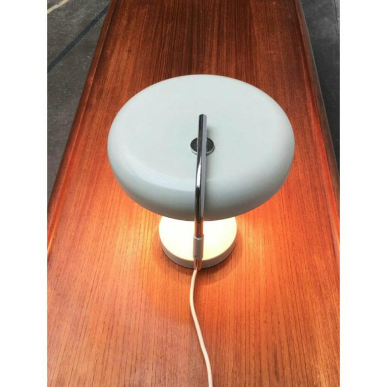 Lampe de table du milieu du siècle de Hustadt Leuchten.

Un design minimaliste dans la forme et la couleur. L'abat-jour plat en métal est maintenu par un support chromé. Whiting se tient à distance sur la base blanche et s'agrippe visiblement au