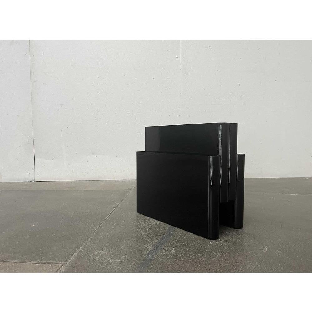 A design classic from kartell based on a design by giotto stoppino from the 70s. Here in the color black, which has not been produced for a long time.

a functional design. The magazine rack is made entirely of plastic. Four shelves are staggered in