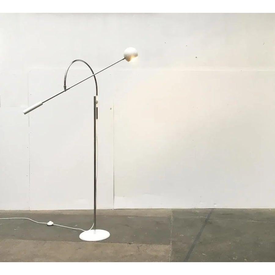 Lampada a stelo a contrappeso su progetto del designer americano Robert Sonneman degli anni '60. Qui nell'esecuzione del produttore italiano Luci.

Un design elegante e ad alta variabilità. In particolare, le proporzioni tra gli elementi della