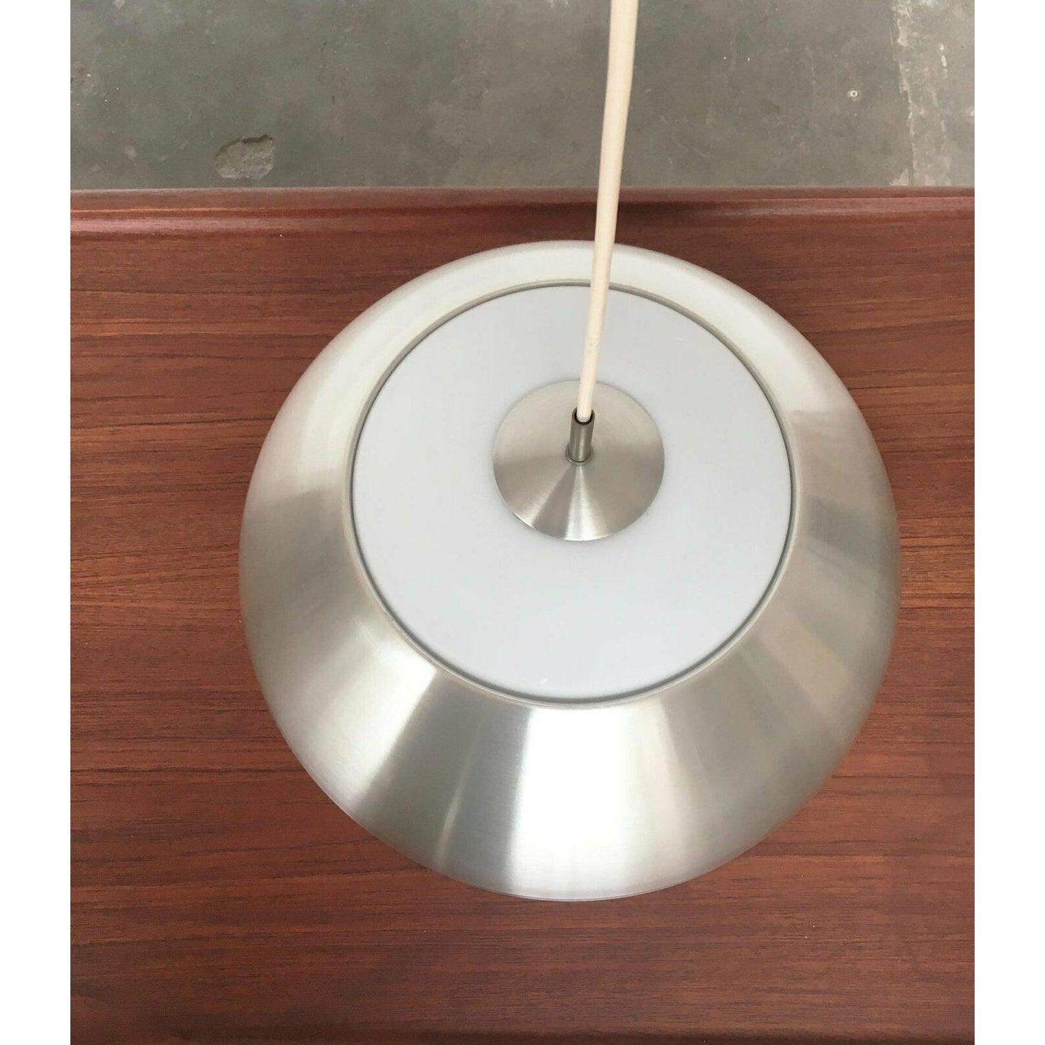 Lampada a sospensione a globo P 232 L di Svend Middelboe, 1960, metà secolo. in vendita 2