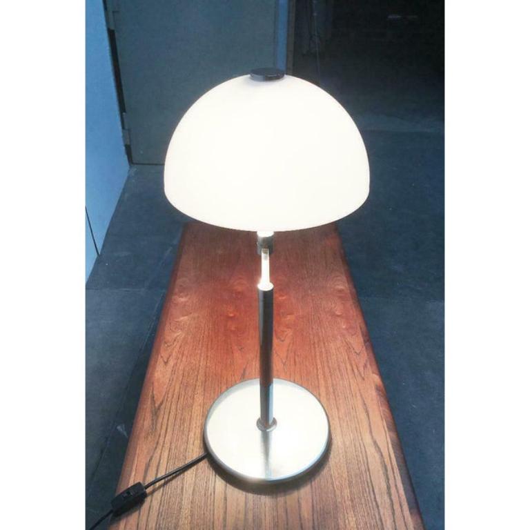 Lámpara de sobremesa de mediados de siglo con brazo giratorio.

Forma sencilla con función. Esta pesada lámpara de sobremesa está fabricada en cromo y blanco. La base es de cromo e incluye la función de brazo giratorio. El alcance de la luz puede