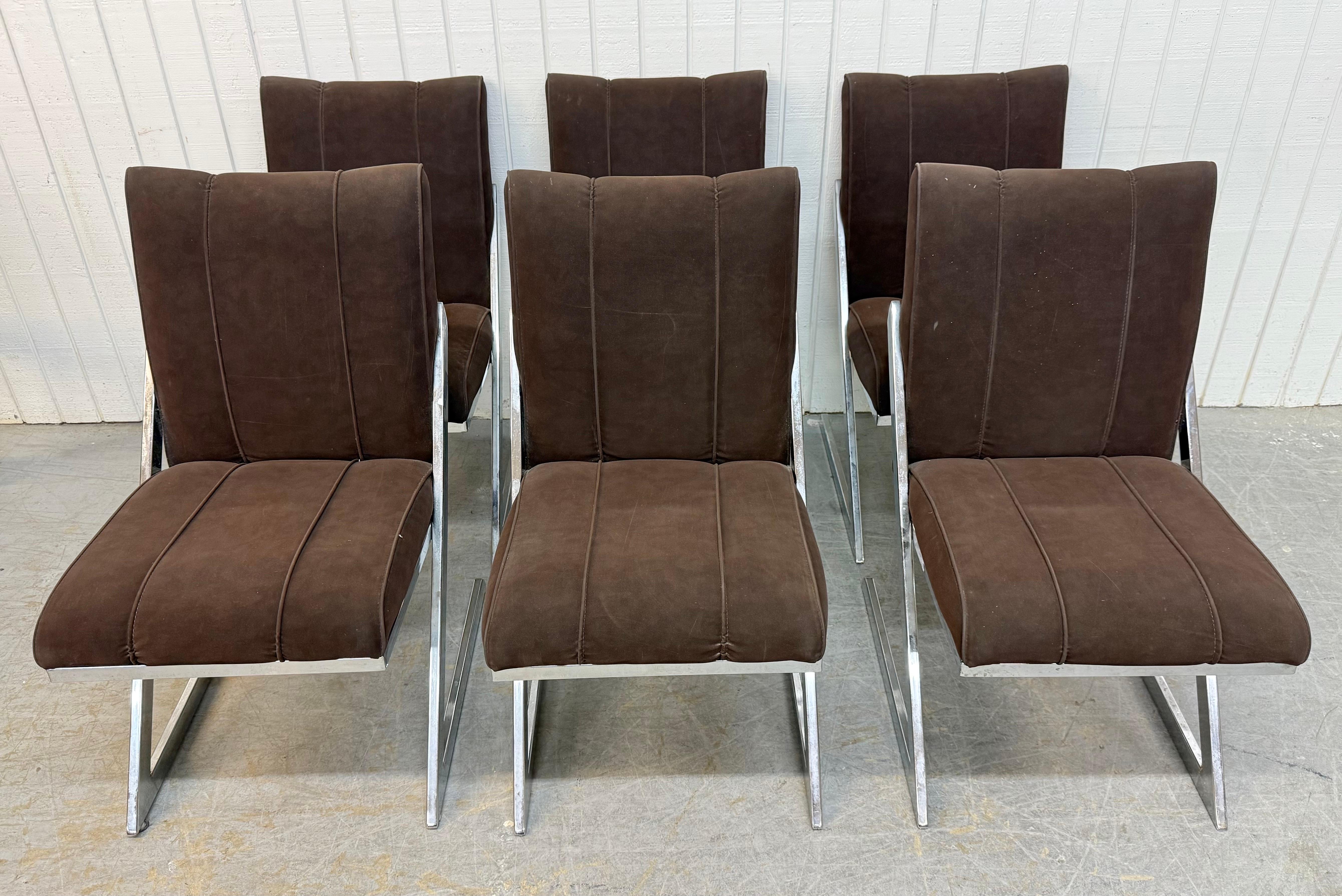 Este anuncio es para un conjunto de seis sillas de comedor cromadas de la Edad Moderna Espacial de mediados de siglo. Con seis sillas laterales, armazón cromado de barra plana y asientos originales tapizados en marrón. ¡Es una combinación