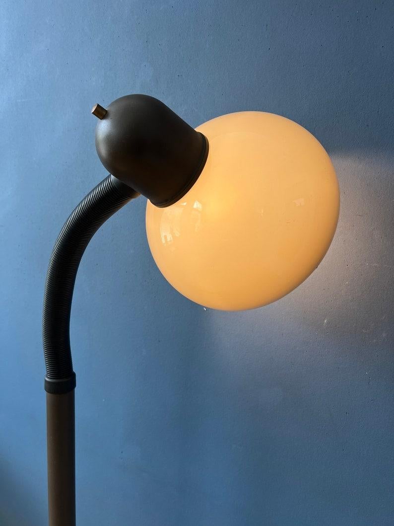 Lampadaire champignon de l'ère spatiale du milieu du siècle par Hala Zeist. L'abat-jour en forme de champignon peut facilement être ajusté en position grâce à son bras flexible. La lampe nécessite une ampoule E27/26 et dispose actuellement d'une