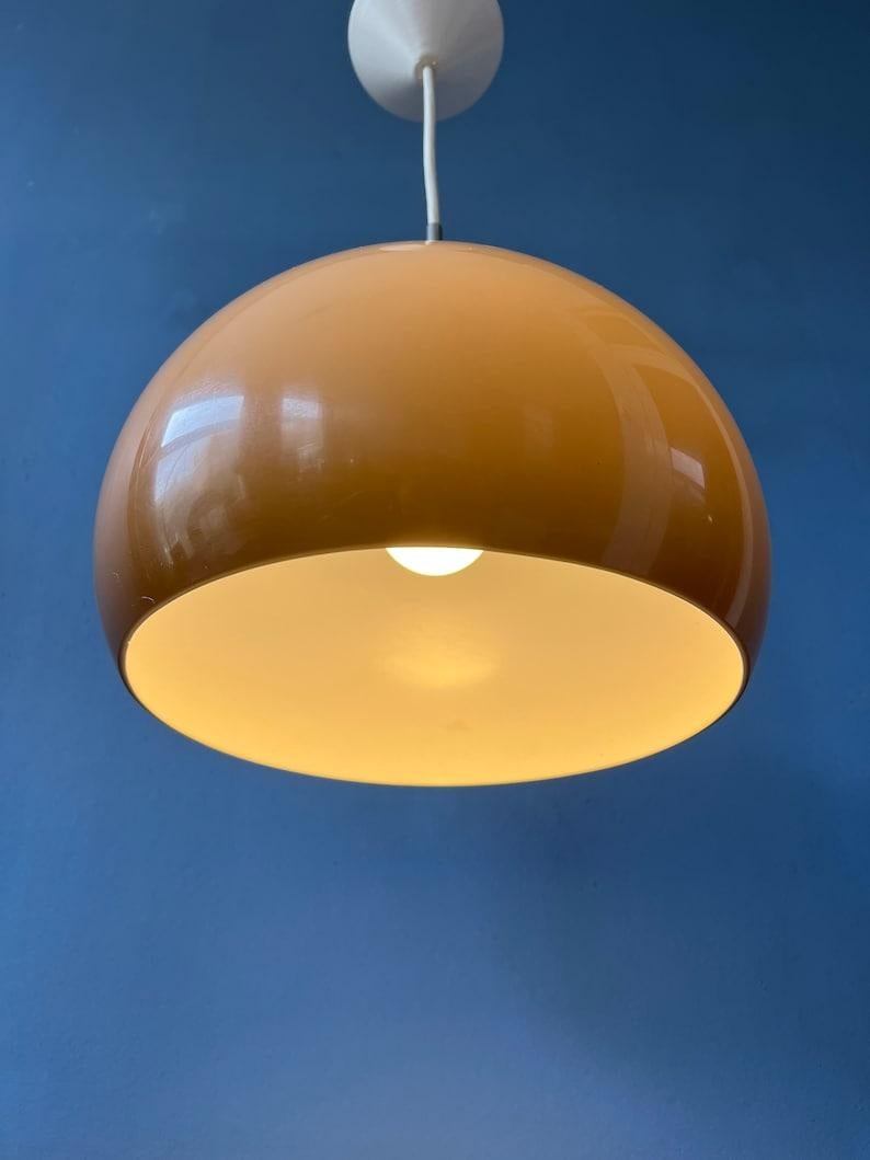 Space age mushroom pendant lamp by Dijkstra with rise-and-fall mechanism. The mushroom shade is made out of acrylic glass and produces a warm, cosy light. The soft and diffused light makes it suitable for ambient lighting. The lamp requires one