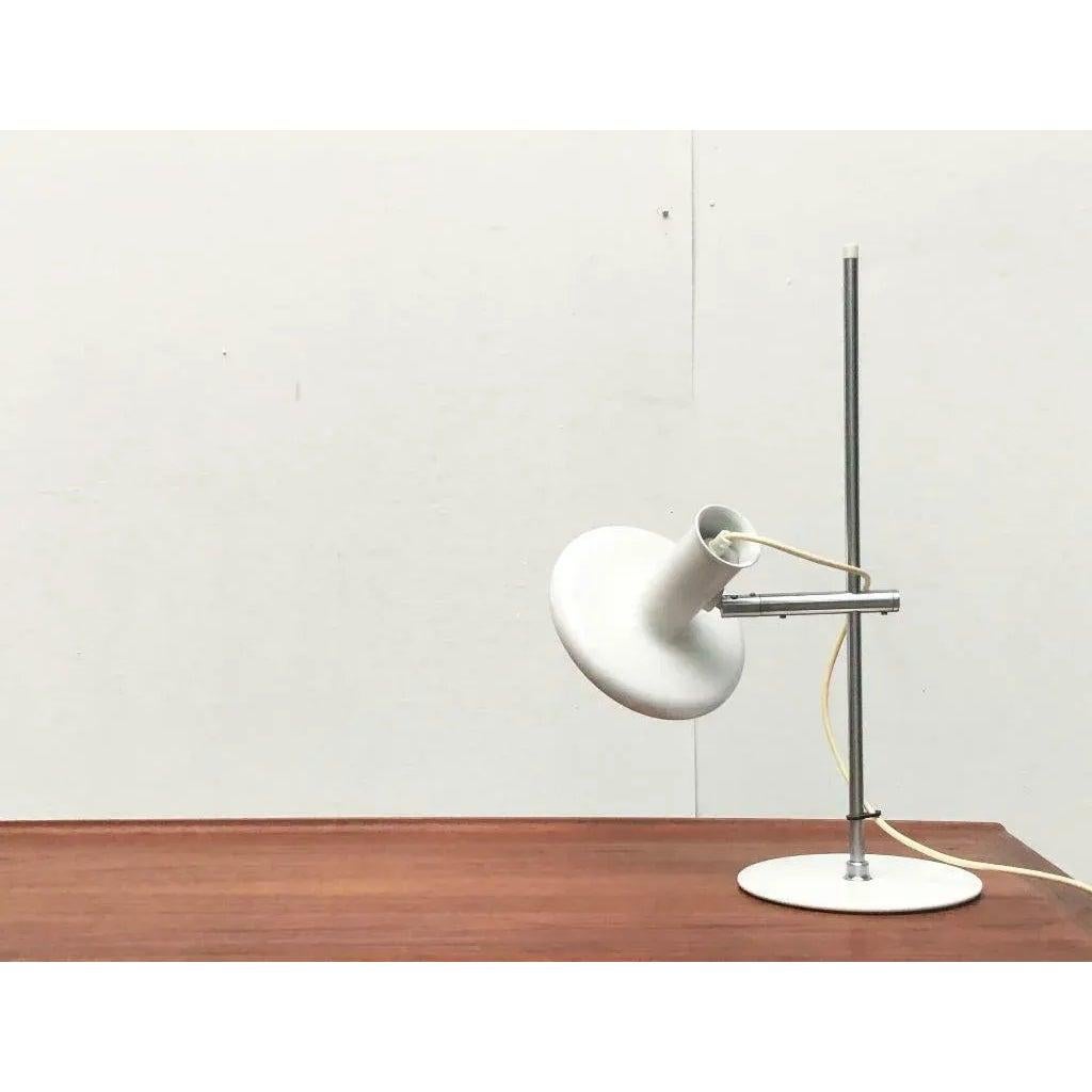 Rare Fog & Mørup Optima table lamp based on a design by Hans Due from the 70s.

Simple shape and materiality. The striking curves and flat shape of the umbrella are particularly eye-catching. The shade is adjustable via an OMI ball joint. It can