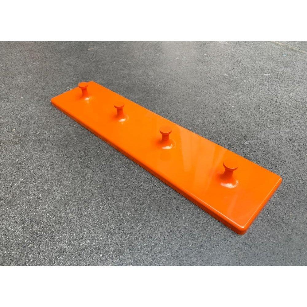 Barra guardaroba A Space AGE in una classica tonalità arancione.

La barra è realizzata in plastica spessa e rinforzi in metallo. Il materiale e la lavorazione sono di altissima qualità. La barra ha 4 filetti metallici come registrazioni per i ganci