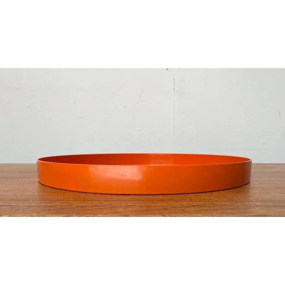 Mitte des Jahrhunderts Space Age Orange Kunststoff-Tablett, 1960er Jahre, in sehr gutem Zustand. Entworfen 1960 bis 1969.

Zusätzliche Informationen:
MATERIALIEN: Kunststoff
Farbe: Orange
Stile: Moderne Mitte des Jahrhunderts
Artikel Typ: Vintage,