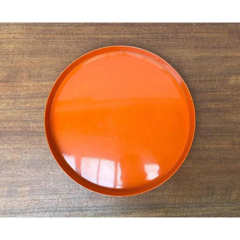 Mitte des Jahrhunderts Space Age Orange Kunststoff-Tablett, 1960er Jahre, in sehr gutem Zustand. Entworfen 1960 bis 1969.

Zusätzliche Informationen:
MATERIALIEN: Kunststoff
Farbe: Orange
Stile: Moderne Mitte des Jahrhunderts
Artikel Typ: Vintage,