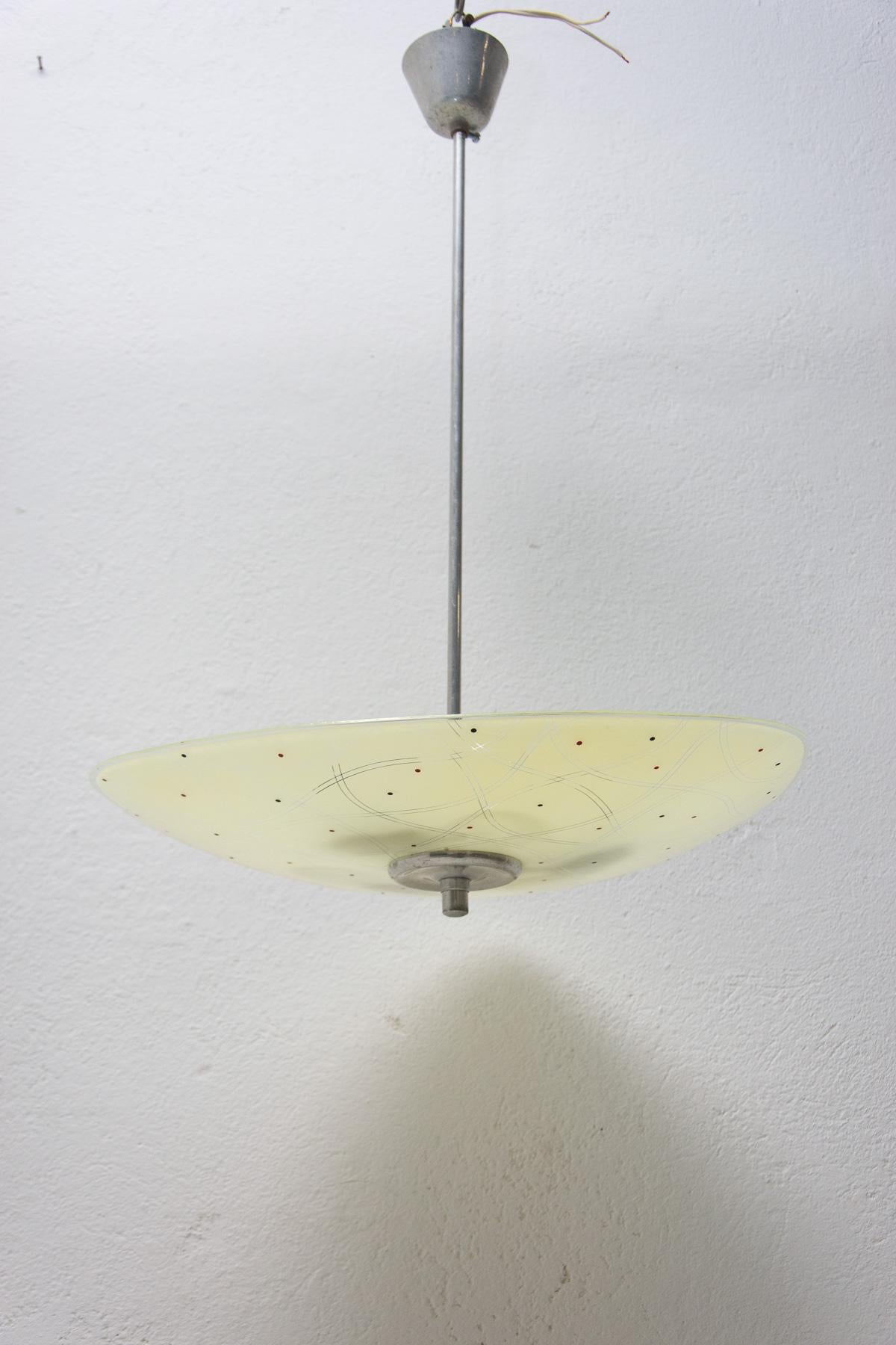 Lustre de l'ère spatiale du milieu du siècle, datant du tournant des années 50 et 60, lié à l'exposition EXPO 58 à Bruxelles. Une conception impressionnante. Motifs peints. Tige chromée. En très bon état, nouveau câblage.

3 ampoules E27, jusqu'à