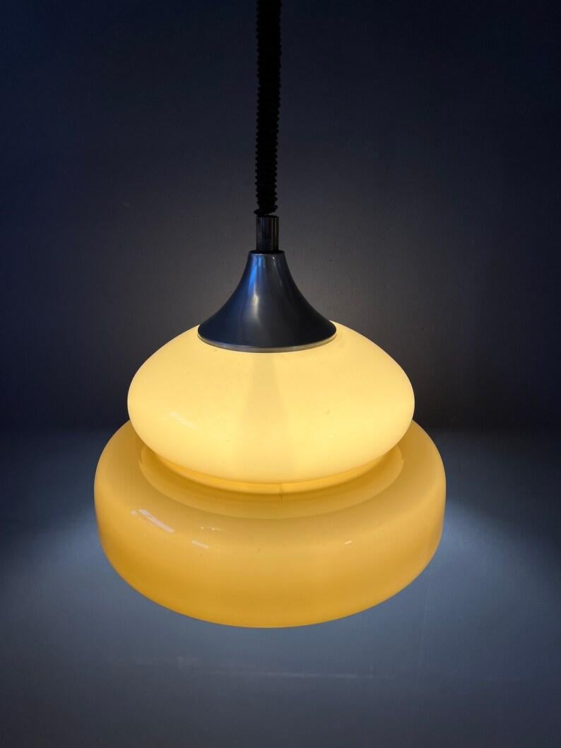 Mid Century Space Age Pendant Lamp - Vintage Beige Light Fixture, 1970s In Good Condition For Sale In ROTTERDAM, ZH