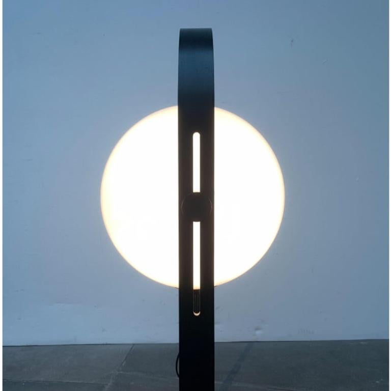 Rara lampada da terra sferica A Space AGE di Temde.

Una fonte di luce funzionale e allo stesso tempo un oggetto luminoso imponente nella stanza. La lampada è costituita da un telaio di legno a forma di arco in cui viene virtualmente bloccata una