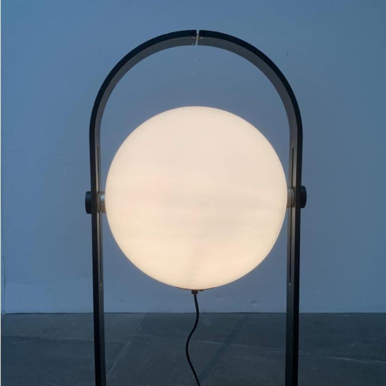 Svizzero Lampada da terra in plastica e compensato tipo 128 di Temde, anni '60, dell'era A Space di metà secolo in vendita