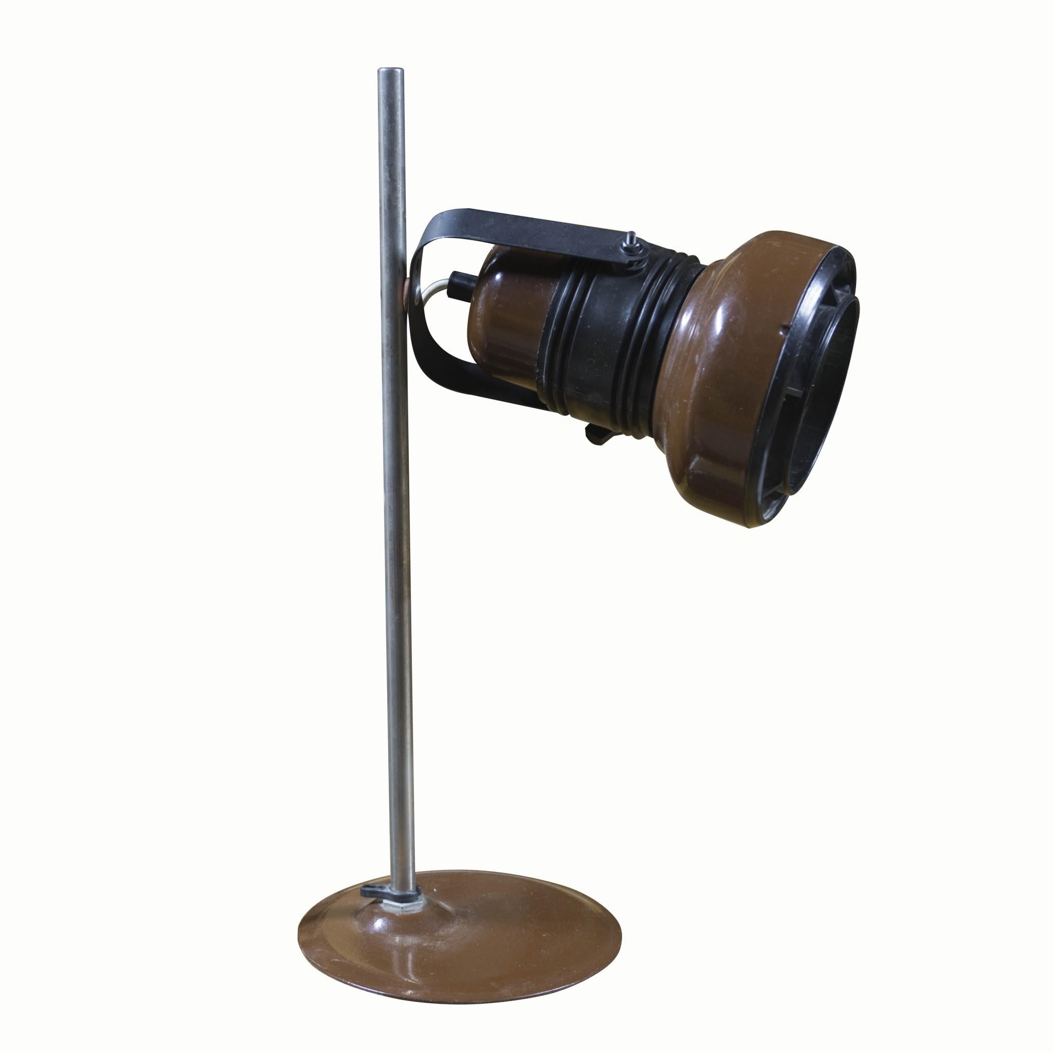 This mid century lamp impresses with its space-age design. It was made in Hungary in the 1960´s. The lampshade can be positioned up and down. The lamp is in good vintage condition, showing signs of age and use. Material: metal, plastic. Fully