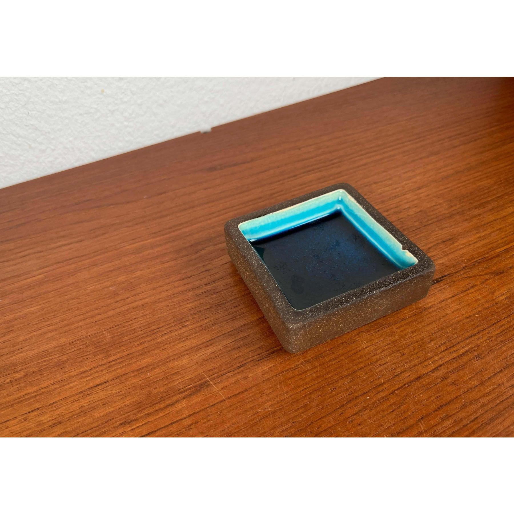 Mid-Century Space Age Pottery Bowl from Knabstrup, Denmark, 1960s, in Very Good conditions. Designed 1960 to 1969 This piece has an attribution mark.

Additional information:
Materials: Ceramic
Color: Blue
Styles: Mid-Century Modern
Country of