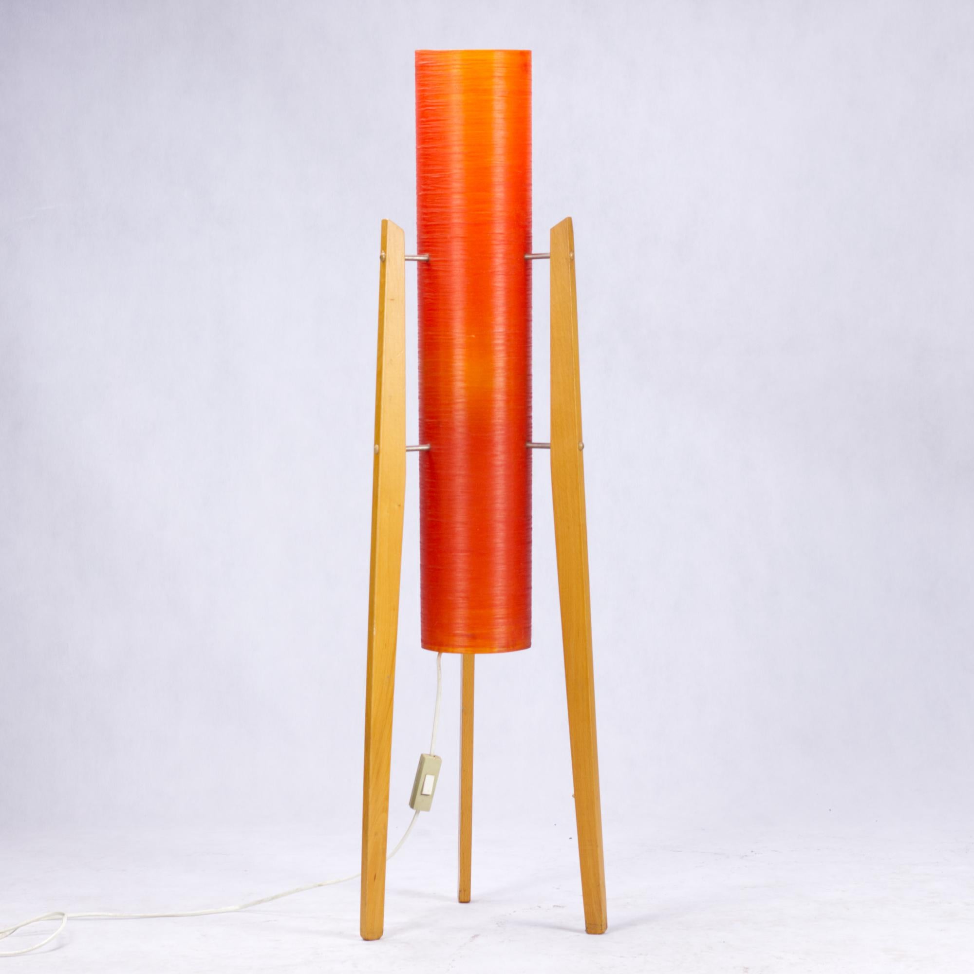 Vintage iconic rocket lamp from the 1960s.
Wooden tripod stand and orange shade made of fiberglass.
The condition is very good without structural damage.
