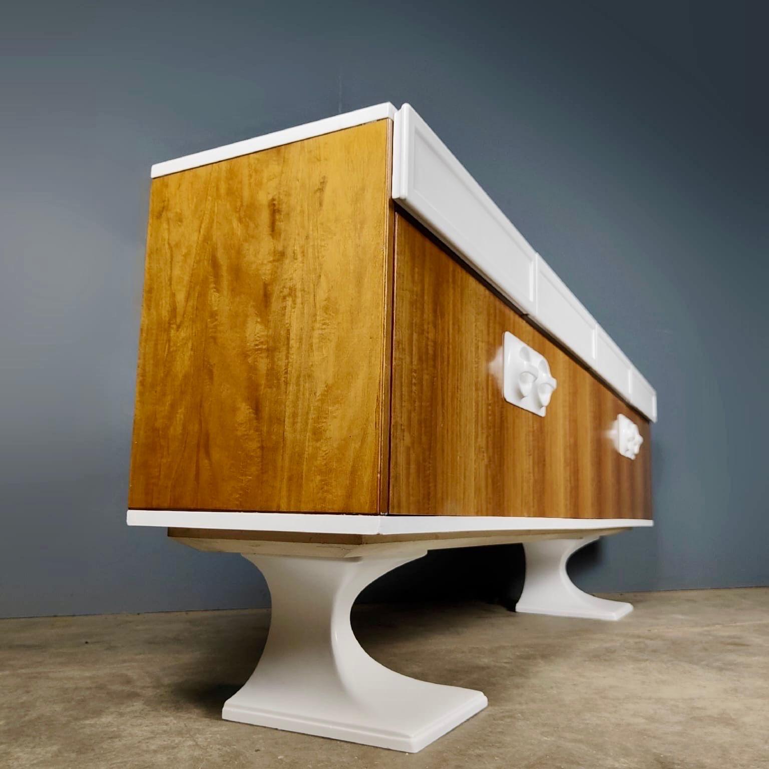 Italiano Credenza Mid Century Space AGE di Luigi Sormani anni '70 Bianco e Noce