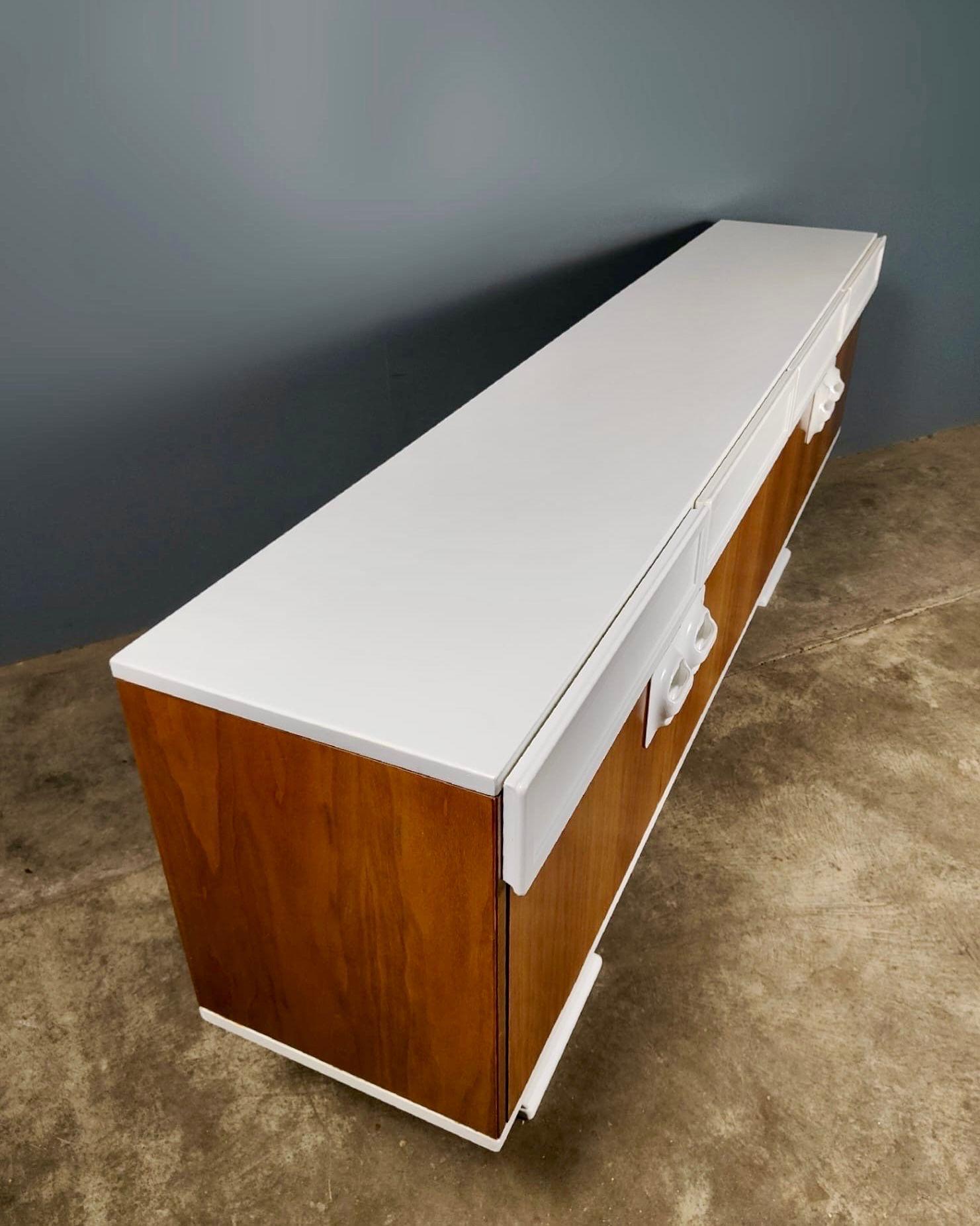 Credenza Mid Century Space AGE di Luigi Sormani anni '70 Bianco e Noce In condizioni ottime a Cambridge, GB